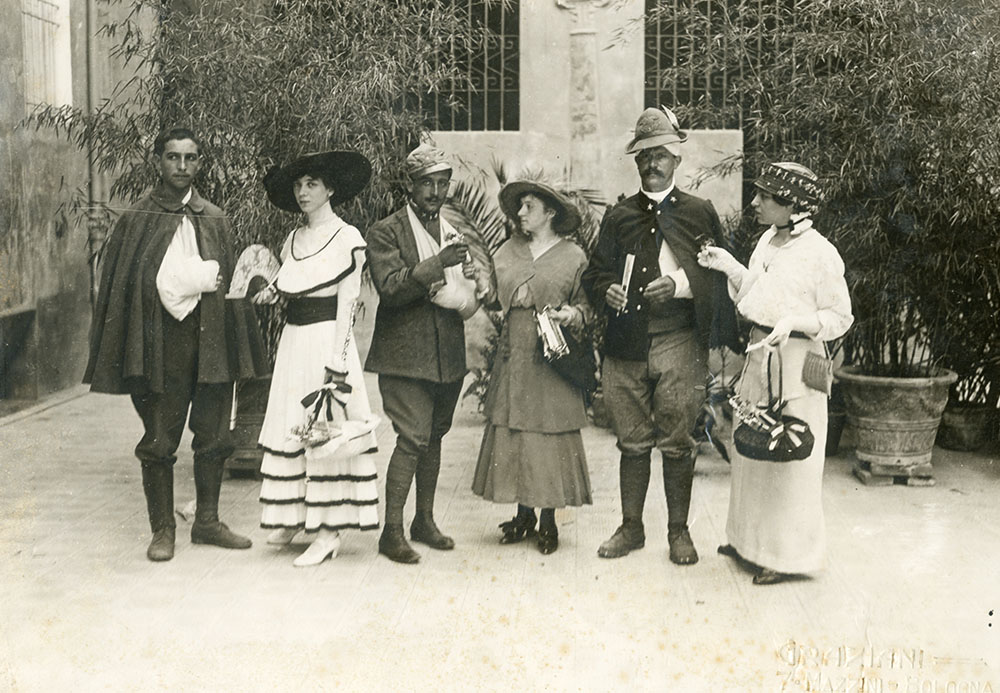 Alcuni feriti di guerra, in occasione di una manifestazione teatrale in loro onore, ricevono fiori e ventagli da alcune volontarie, 1915 (Archivio fotografico Museo civico del Risorgimento di Bologna).